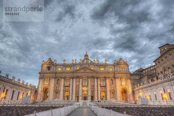 Petersplatz mit Petersdom in der Dämmerung  Vatikan  Rom  Latium  Italien  Europa