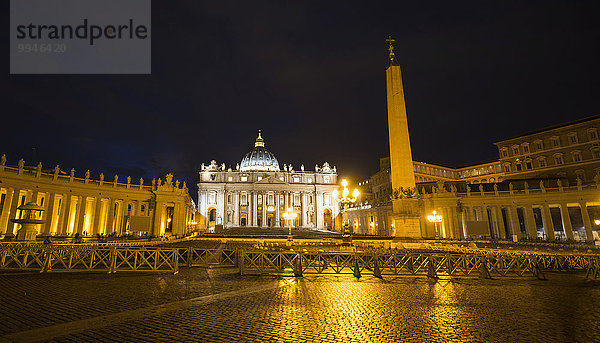 Petersplatz mit Petersdom und Obelisk bei Nacht  Vatikan  Rom  Latium  Italien  Europa