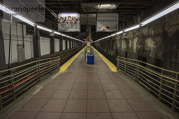 Bahnsteig in der U-Bahn  Subway  Manhatten  New York  USA  Nordamerika