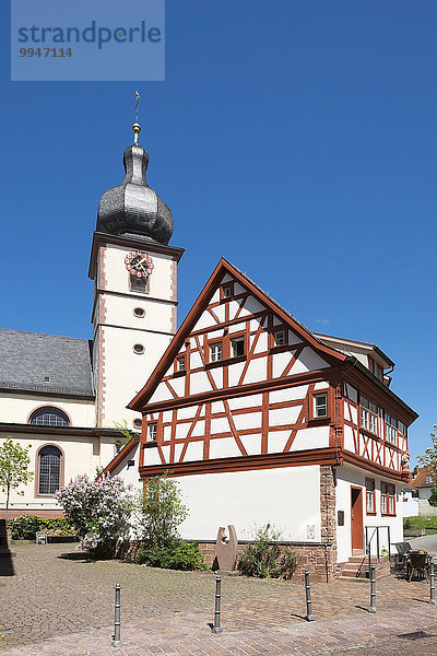 Pfarrkirche St. Laurentius und ehemalige Schmiede  Marktheidenfeld  Spessart  Mainfranken  Unterfranken  Franken  Bayern  Deutschland  Europa