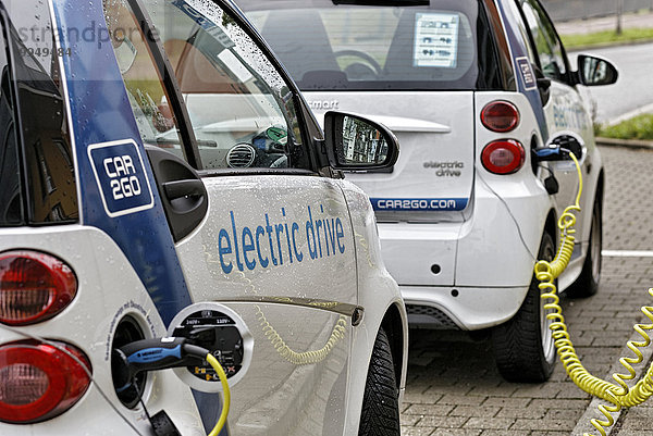 Elektroautos des Car-Sharing-Projekts car2go von Daimler in Stuttgart  Baden-Württemberg  Deutschland  Europa