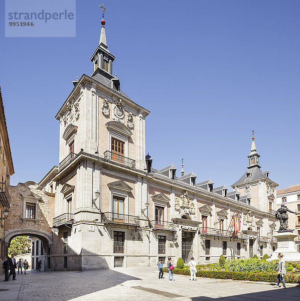 Casa de la Villa  ehemaliges Rathaus  auf der Plaza de la Villa mit Casa de Cisneros Bogen  Madrid  Spanien  Europa