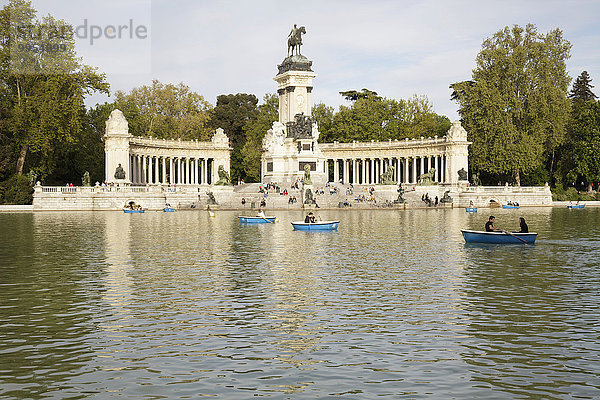 Buen-Retiro-Park mit See zum Bootfahren und Denkmal für Alfonso XII  Madrid  Spanien  Europa