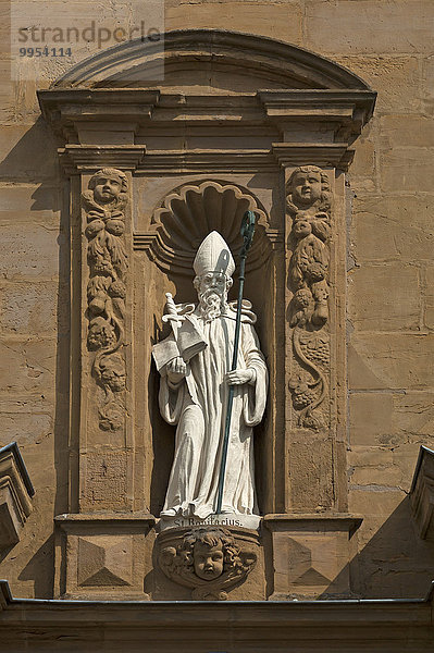 Skulptur des Heiligen Bonifatius  um 673-754  an der Sankt Bonifatius Kirche  Weißenohe  Oberfranken  Bayern  Deutschland  Europa