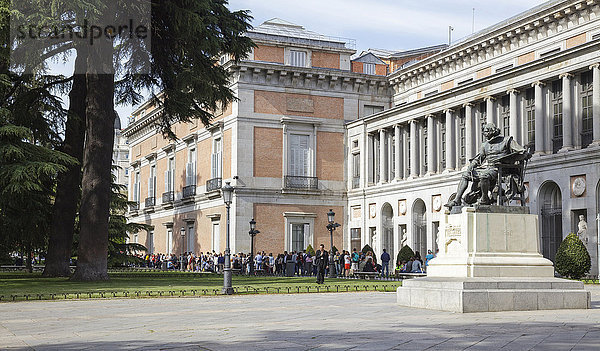 Prado-Museum mit Statue von Diego Velázquez  Madrid  Spanien  Europa