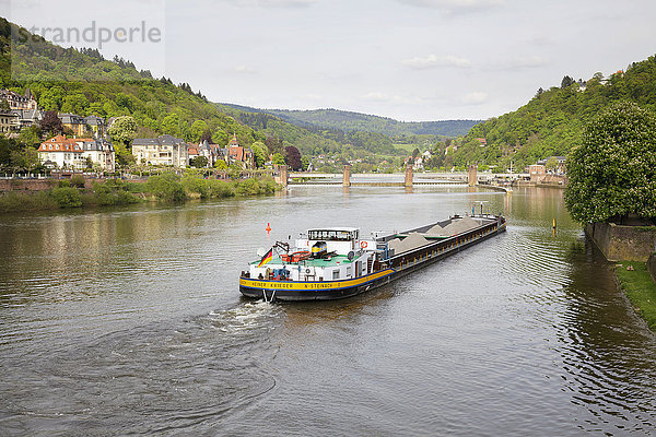Frachtschiff  Binnenschiff auf dem Neckar  Heidelberg  Baden-Württemberg  Deutschland  Europa
