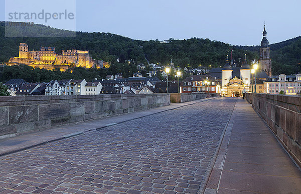 Auf der Alten Brücke  hinten Heidelberger Schloss  Heidelberg  Baden-Württemberg  Deutschland  Europa