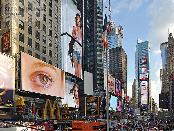 Werbetafeln am Times Square  Manhattan  New York City  New York  USA  Nordamerika