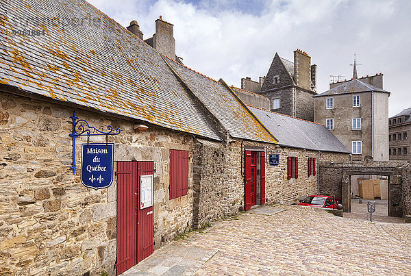 Das Maison de Quebec in den alten Stadtmauern von Saint-Malo  Bretagne  Frankreich  Europa