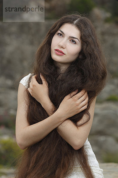Junge Frau mit langen braunen Haaren