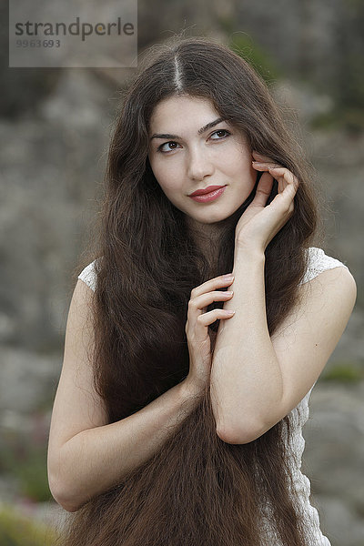 Junge Frau mit langen braunen Haaren