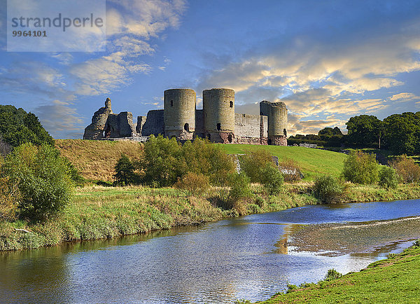 Rhuddlan Castle  mittelalterliche Burg  1277 für Edward I. errichtet  am Fluss Clwyd  Rhuddlan  Denbighshire  Wales  Großbritannien  Europa