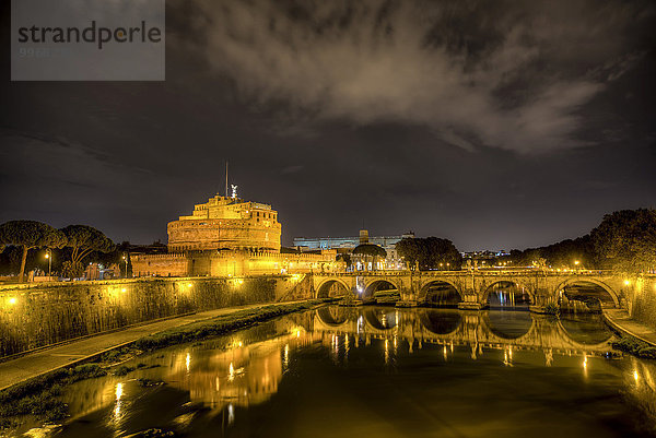 Engelsburg und Engelsbrücke bei Nacht  Castel Sant'Angelo und Ponte Sant'Angelo  Rom  Latium  Italien  Europa