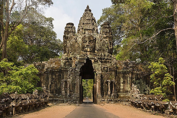Siegestor im Osten von Angkor Thom  Avalokiteshvara Gesichtsturm  Asura- und Deva-Statuen  Dämonenbalustrade auf der Brücke  Angkor Thom  Siem Reap  Kambodscha  Asien