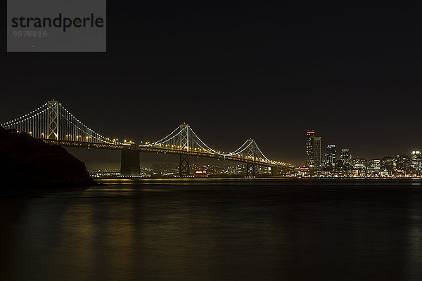 Oakland Bridge in San Francisco bei Nacht  California  USA  Nordamerika