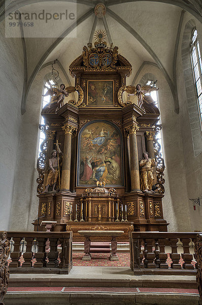 Barocker Hochaltar vom ehemaligen Kloster Kreuzthal-Mariaburghausen  heute Kirche Sankt Johannes der Täufer  Haßfurt  Unterfranken  Bayern  Deutschland  Europa