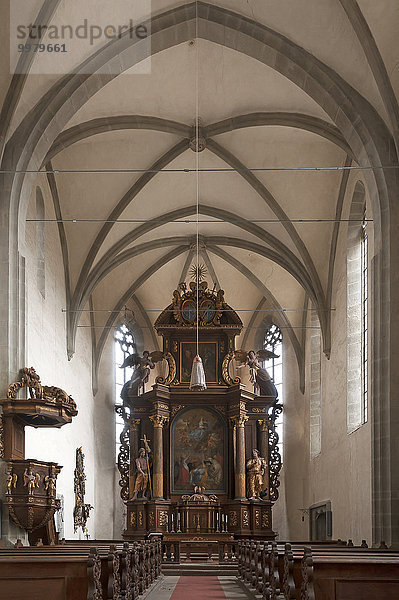Innenraum mit barockem Hochaltar und Kanzel vom ehemaligen Kloster Kreuzthal-Mariaburghausen  heute Katholische Kirche Sankt Johannes der Täufer  Haßfurt  Unterfranken  Bayern  Deutschland  Europa