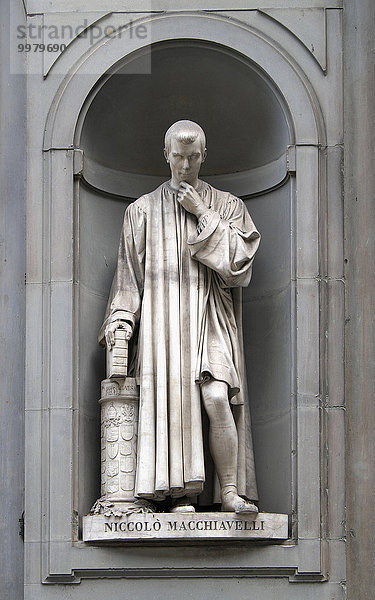 Statue von Niccolo Machiavelli im Hof der Uffizien  Florenz  Toskana  Italien  Europa