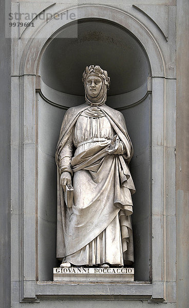 Statue von Giovanni Boccaccio im Hof der Uffizien  Florenz  Toskana  Italien  Europa