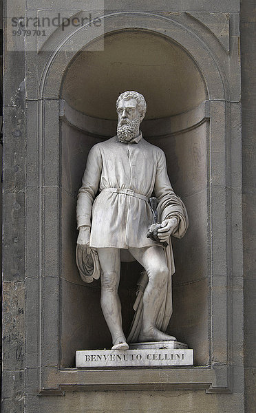 Statue des Benvenuto Cellini im Hof der Uffizien  Florenz  Toskana  Italien  Europa