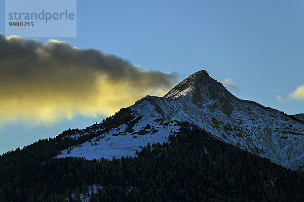 Bewölkter Sonnenaufgang am Weisshorn  Dolomiten  Südtirol  Italien  Europa