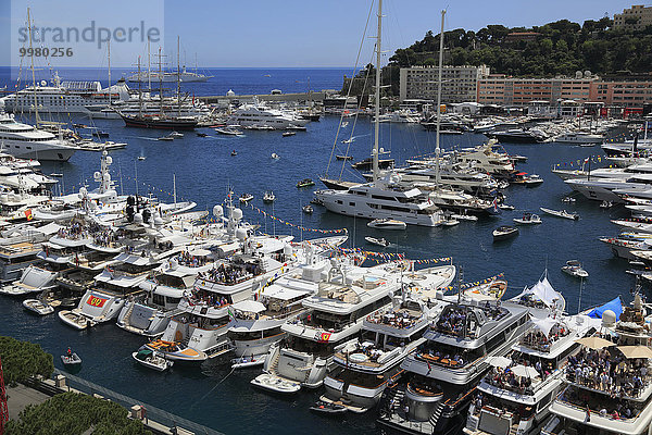 Hafen Port Hercule mit Yachten und Kreuzfahrtschiffen  Formel 1 Grand Prix Monaco 2015  Fürstentum Monaco