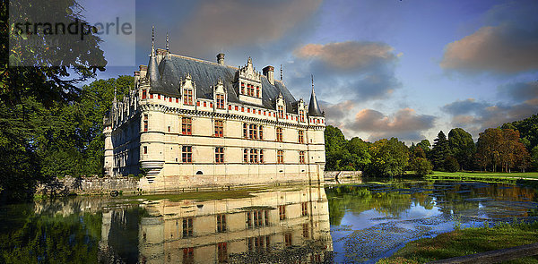 Renaissance-Schloss Château d'Azay-le-Rideau und Wassergraben  gebaut 1518  Loiretal  Frankreich  Europa