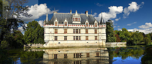 Renaissance-Schloss Château d'Azay-le-Rideau und Wassergraben  gebaut 1518  Loiretal  Frankreich  Europa