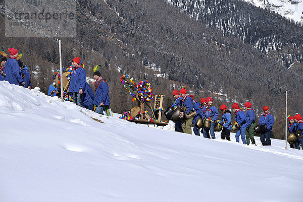 Umzug von Schuljungen mit großen Glocken  Chalandamarz  Engadiner Frühlingsbrauch  Brail  Unterengadin  Engadin  Kanton Graubünden  Schweiz  Europa