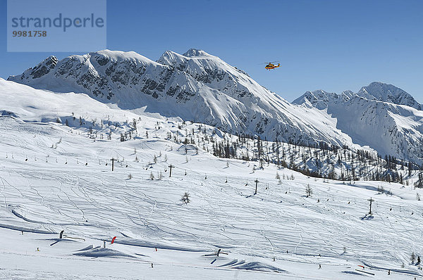 Rettungshubschrauber über Skigebiet Alpe Tognola  San Martino di Castrozza  Trentino  Südtirol  Italien  Europa