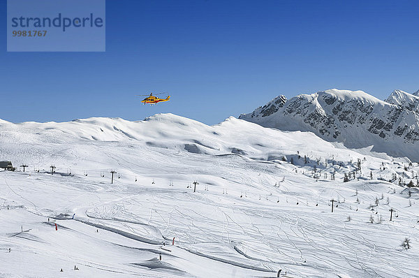 Rettungshubschrauber über Skigebiet Alpe Tognola  San Martino die Castrozza  Trentino  Südtirol  Italien  Europa