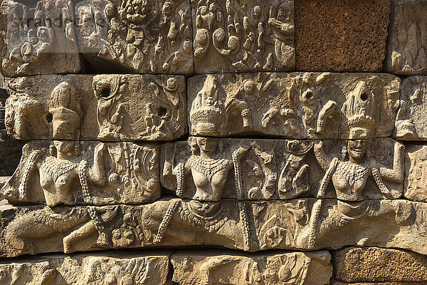 Tanzende Apsaras  Flachrelief auf einem Türsturz vor der Süd-Galerie  Bayon Tempel  Angkor Thom  Siem Reap  Kambodscha  Asien