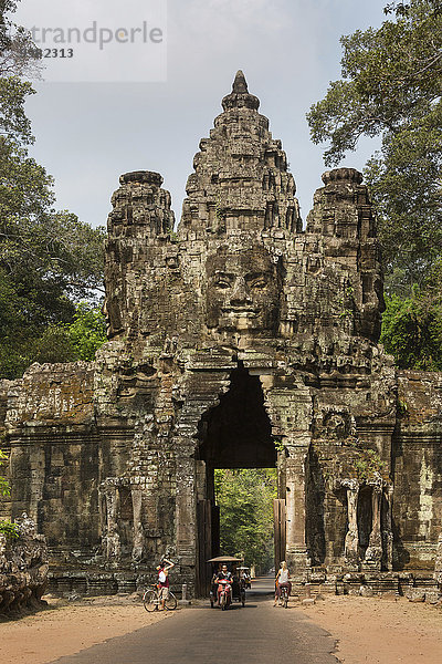 Siegestor im Osten von Angkor Thom  Tuk-Tuk  Avalokiteshvara Gesichtsturm  Ostansicht  Angkor Thom  Siem Reap  Kambodscha  Asien