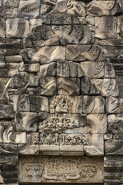 Sandstein-Relief am Osteingang des Hauptportal  Prasat  Phimai Geschichtspark  Korat  Provinz Nakhon Ratchasima  Isan  Isaan  Thailand  Asien