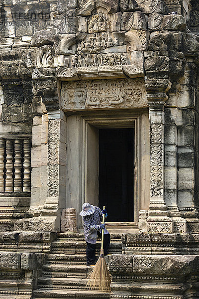 Sandstein-Relief am Osteingang vom Hauptportal  Frau mit Besen  Prasat  Phimai Geschichtspark  Korat  Provinz Nakhon Ratchasima  Isan  Isaan  Thailand  Asien