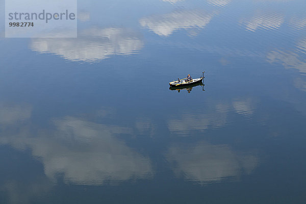 Ruderboot im Wasser mit sich spiegelnden Wolken  Biggetalsperre bei Sondern  Sauerland  Nordrhein-Westfalen