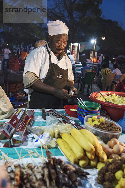 Imbissstand  Fodharani-Nachtmarkt  Sansibar-Stadt  Stone Town  Sansibar  Unguja  Tansania  Afrika
