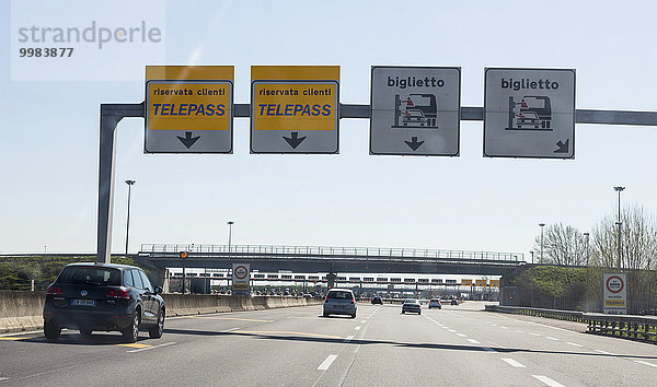 Hinweisschilder auf eine Mautkontrollstelle auf einer norditalienischen Autobahn  Italien  Europa