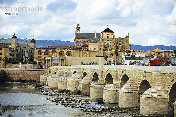 Römische Brücke über den Guadalquivir  Ausblick auf die Moschee-Kathedrale  Córdoba  Andalusien  Spanien  Europa