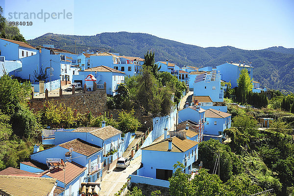 Blaues Dorf Júzcar  Fassaden blau gefärbt für die Weltpremiere des Films Die Schlümpfe  Júzcar  Andalusien  Spanien  Europa