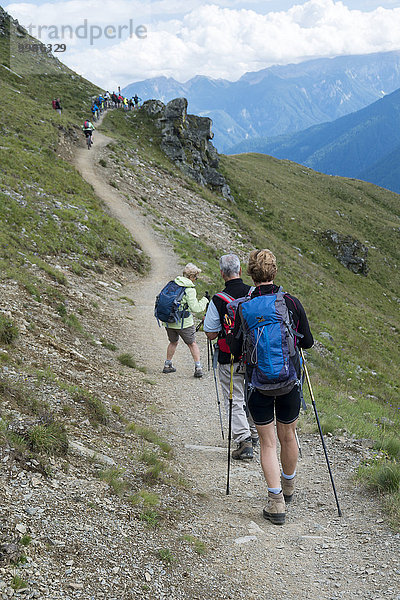 Hütte folgen fahren wandern Alpen vorwärts See Italien