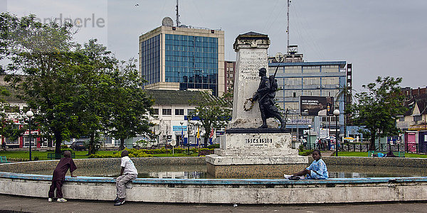 Denkmal frontal Krieg Afrika Kamerun