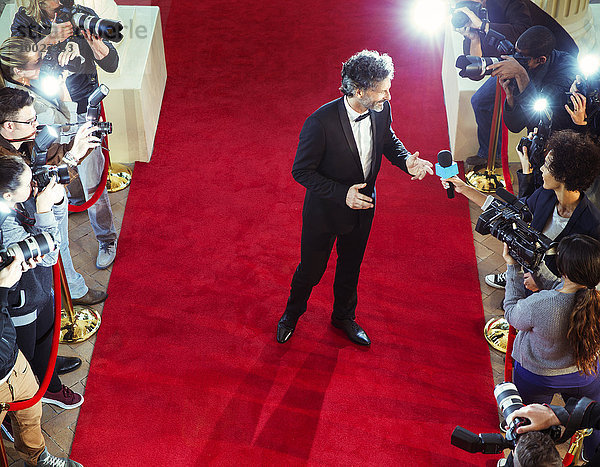 Prominenz auf rotem Teppich von Paparazzi interviewt und fotografiert