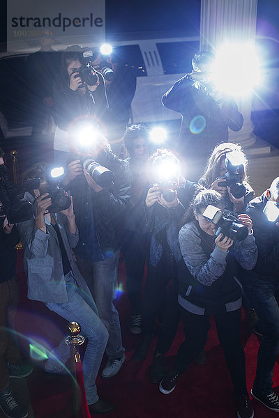 Paparazzi-Fotografen richten Kameras auf den roten Teppich