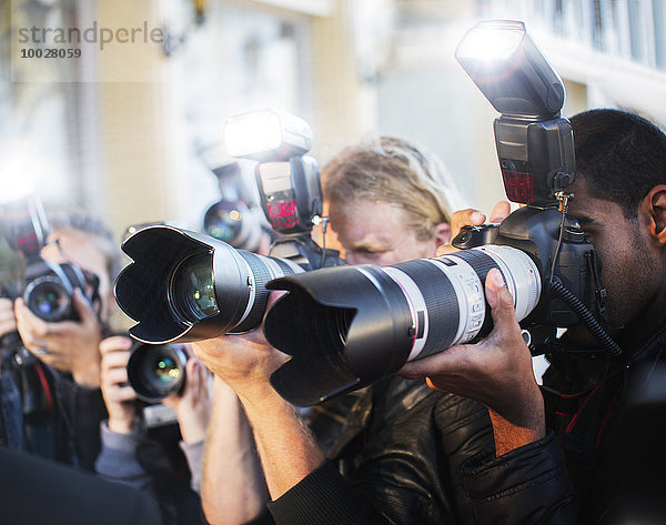 Nahaufnahme von Paparazzi-Fotografen  die Kameras auf die Veranstaltung richten