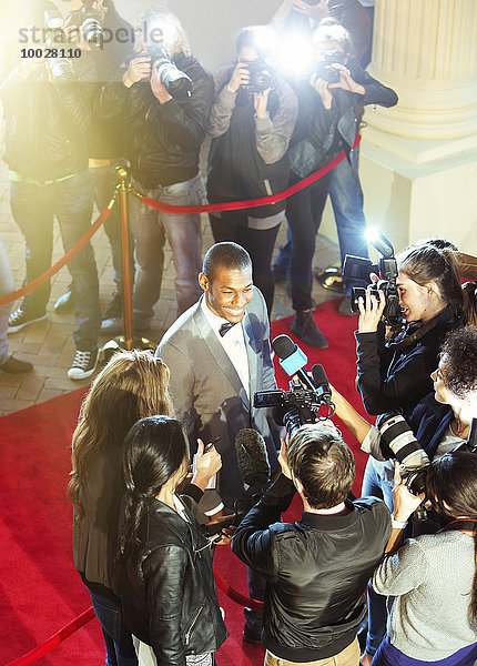 Berühmtheit  die vom Paparazzi-Fotografen beim Red Carpet Event interviewt und fotografiert wurde.