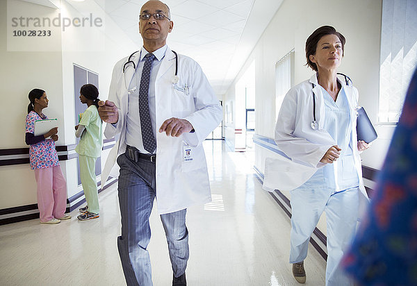 Ärzte laufen den Krankenhausflur entlang