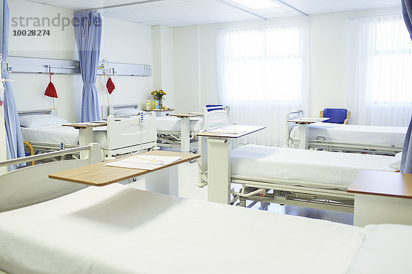 Betten bereit im leeren Krankenhauszimmer