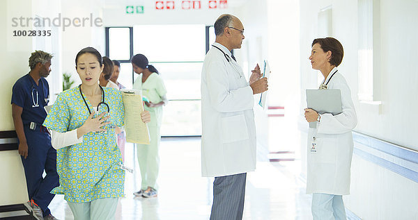 Ärzte sprechen im Krankenhausflur
