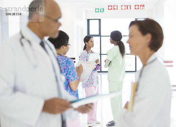 Ärzte und Krankenschwestern sprechen im Krankenhausflur